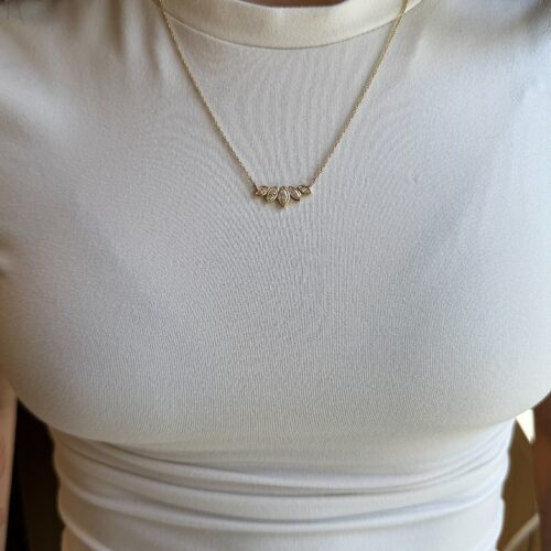 שרשרת 5 מרקיזות עם מסגרת זהב עדינה בקומפוזיציה מושלמת