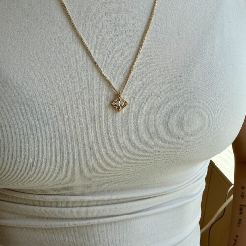 שרשרת יהלום מרקיזה לבן עם מסגרת תחרת זהב ו4 יהלומים עגולים קטנים