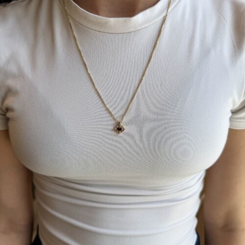 שרשרת יהלום מרקיזה שחור עם מסגרת תחרת זהב ו4 יהלומים עגולים קטנים