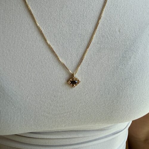 שרשרת יהלום מרקיזה שחור עם מסגרת תחרת זהב ו4 יהלומים עגולים קטנים