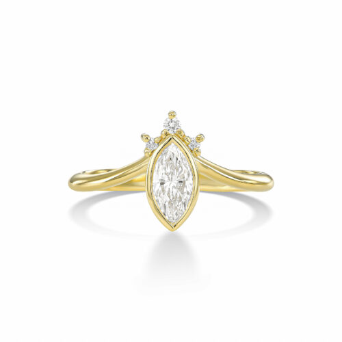 טבעת עם יהלום מרקיזה מרכזי, משובץ במסגרת זהב עדינה שעוקבת אחרי קווי האבן בצורה מדויקת, כמעט הדוקה — לא רק כאחיזה, אלא כהדגשה של הצורה עצמה. המרקיזה הוא חיתוך מאוד מובחן, עם ציר אורכי חזק וקצוות חדים, ולכן כל שאר האלמנטים בטבעת נבנו מתוך התייחסות אליו — לא להתחרות בו, אלא להוביל אליו. מעל האבן שילבתי שיבוץ של יהלומים קטנים במבנה שמזכיר כתר, אבל לא ככתר סימטרי או “קלאסי”, אלא כזה שיש בו משחק — שינויים קטנים בגובה, במרווחים, ובכיוון השיבוץ, שיוצרים תנועה עדינה וניצוץ לא אחיד. זה אלמנט שמרגיש כמעט מרחף מעל האבן, ומוסיף לה שכבה נוספת של אור. המסגרת שסוגרת את המרקיזה בוחרת לא ללכת על שיניים, אלא על קו זהב רציף שמדגיש את הצורה השלמה של החיתוך, ונותן תחושה יותר נקייה, יותר גרפית, ופחות מפורקת. הטבעת עצמה מתפצלת משני הצדדים לקווים כפולים, שנפתחים החוצה מהמרכז בתנועה רכה יותר. הפיצול הזה יוצר איזון מול החדות של האבן — מצד אחד יש ציר מאוד ברור ומוגדר, ומצד שני קווים שמתנהגים כמעט כמו זרימה. מה שעניין אותי בעיצוב הזה הוא היחס בין מבנה לתנועה — בין אלמנט מאוד מדויק ומאורגן, לבין חלקים שמרגישים חופשיים יותר. המרקיזה כאן הוא לא רק אבן מרכזית, אלא נקודת מוצא שממנה כל הטבעת נבנית ומתפתחת. זו טבעת שהיופי שלה לא רק בפרטים עצמם, אלא באופן שבו הם מחזיקים יחד.