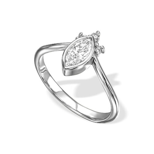 טבעת עם יהלום מרקיזה מרכזי, משובץ במסגרת זהב עדינה שעוקבת אחרי קווי האבן בצורה מדויקת, כמעט הדוקה — לא רק כאחיזה, אלא כהדגשה של הצורה עצמה. המרקיזה הוא חיתוך מאוד מובחן, עם ציר אורכי חזק וקצוות חדים, ולכן כל שאר האלמנטים בטבעת נבנו מתוך התייחסות אליו — לא להתחרות בו, אלא להוביל אליו. מעל האבן שילבתי שיבוץ של יהלומים קטנים במבנה שמזכיר כתר, אבל לא ככתר סימטרי או “קלאסי”, אלא כזה שיש בו משחק — שינויים קטנים בגובה, במרווחים, ובכיוון השיבוץ, שיוצרים תנועה עדינה וניצוץ לא אחיד. זה אלמנט שמרגיש כמעט מרחף מעל האבן, ומוסיף לה שכבה נוספת של אור. המסגרת שסוגרת את המרקיזה בוחרת לא ללכת על שיניים, אלא על קו זהב רציף שמדגיש את הצורה השלמה של החיתוך, ונותן תחושה יותר נקייה, יותר גרפית, ופחות מפורקת. הטבעת עצמה מתפצלת משני הצדדים לקווים כפולים, שנפתחים החוצה מהמרכז בתנועה רכה יותר. הפיצול הזה יוצר איזון מול החדות של האבן — מצד אחד יש ציר מאוד ברור ומוגדר, ומצד שני קווים שמתנהגים כמעט כמו זרימה. מה שעניין אותי בעיצוב הזה הוא היחס בין מבנה לתנועה — בין אלמנט מאוד מדויק ומאורגן, לבין חלקים שמרגישים חופשיים יותר. המרקיזה כאן הוא לא רק אבן מרכזית, אלא נקודת מוצא שממנה כל הטבעת נבנית ומתפתחת. זו טבעת שהיופי שלה לא רק בפרטים עצמם, אלא באופן שבו הם מחזיקים יחד.